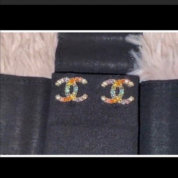 ❌❌SOLD❌❌ 💯 Authentic Chanel limited edition rainbow CC crystal earring ❤️New❤️ - Picture 2 of 3